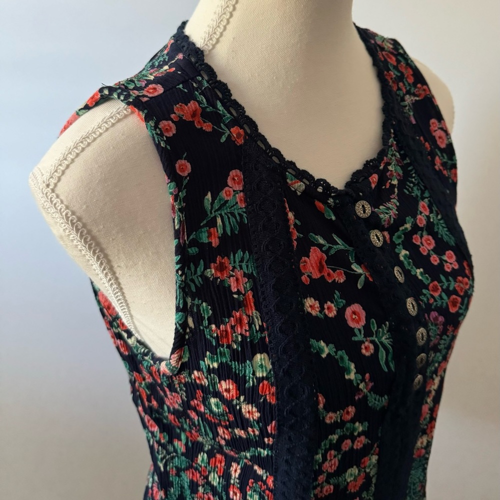 Bila Floral Navy Blue Lace Sleeveless Top Size M - Picture 3 of 11
